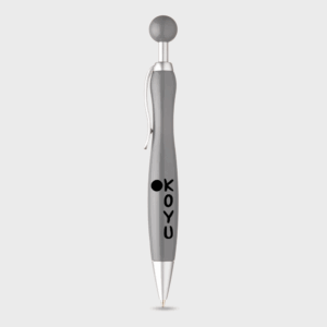 Stylo bille gris Koyu sur fond blanc.