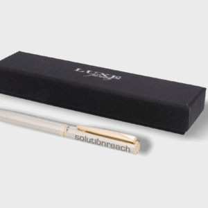 Stylo argenté avec boîte noire.