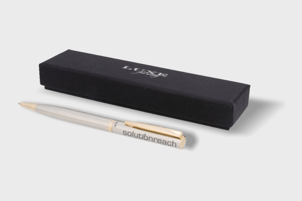 Stylo argenté avec boîte noire.
