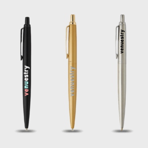 Trois stylos à bille : noir, doré, argenté.