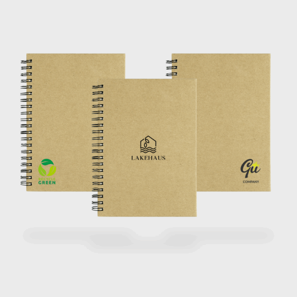 Carnets recyclés avec spirale et logos variés.
