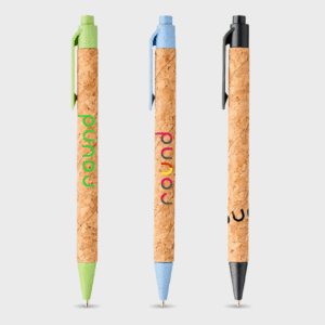 Trois stylos en liège avec clips colorés.