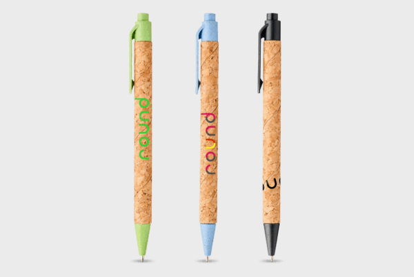 Trois stylos en liège avec clips colorés.