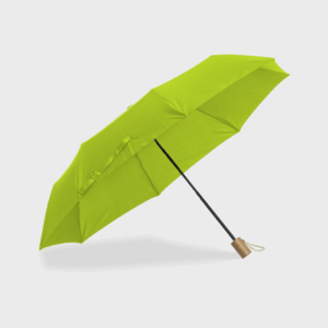 Parapluie pliant vert sur fond blanc