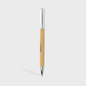 Stylo en bambou écologique sur fond blanc.