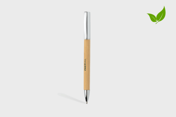 Stylo en bambou écologique sur fond blanc.