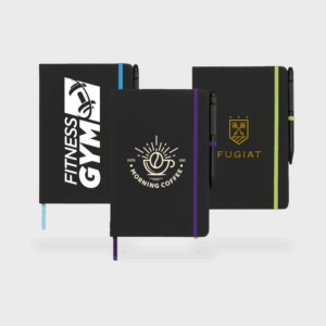 Carnets noirs avec logos personnalisés, stylos inclus.