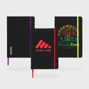 Cahiers noirs personnalisés avec logos colorés.