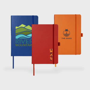 Trois carnets colorés avec logos.