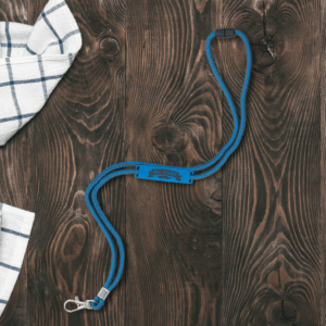 Cordon bleu Mr. Cher sur table en bois.