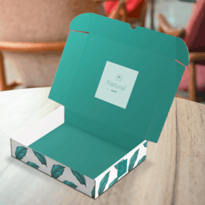 Boîte ouverte avec motif feuille verte.