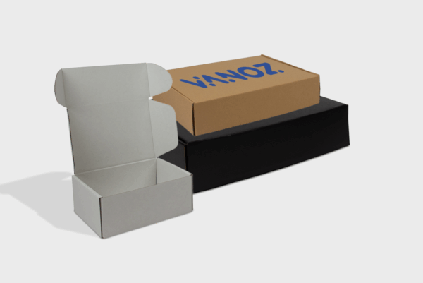 Trois boîtes en carton empilées.