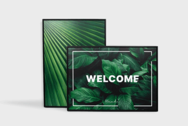 Deux affiches vertes avec feuilles tropicales, texte 'Welcome'.