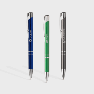 Trois stylos à bille colorés alignés verticalement.