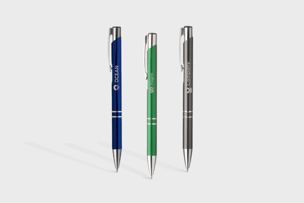 Trois stylos à bille colorés alignés verticalement.