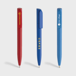 Trois stylos colorés avec logos imprimés.