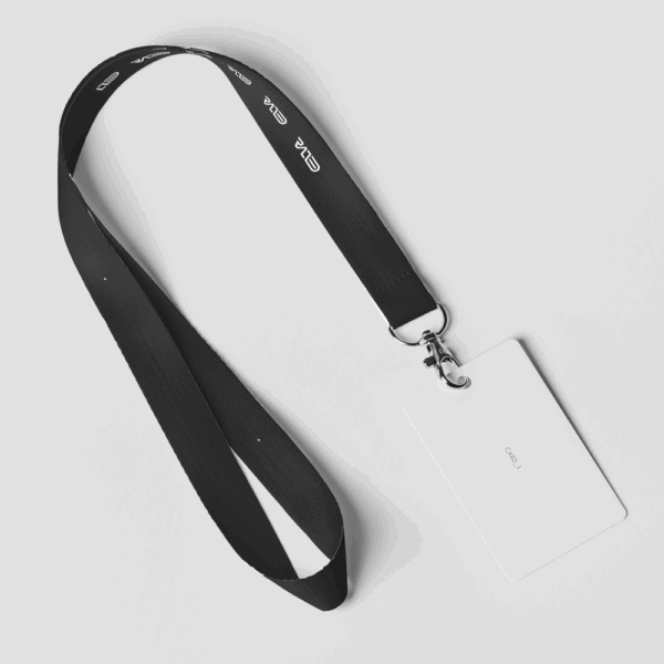 Badge avec cordon noir sur fond blanc.