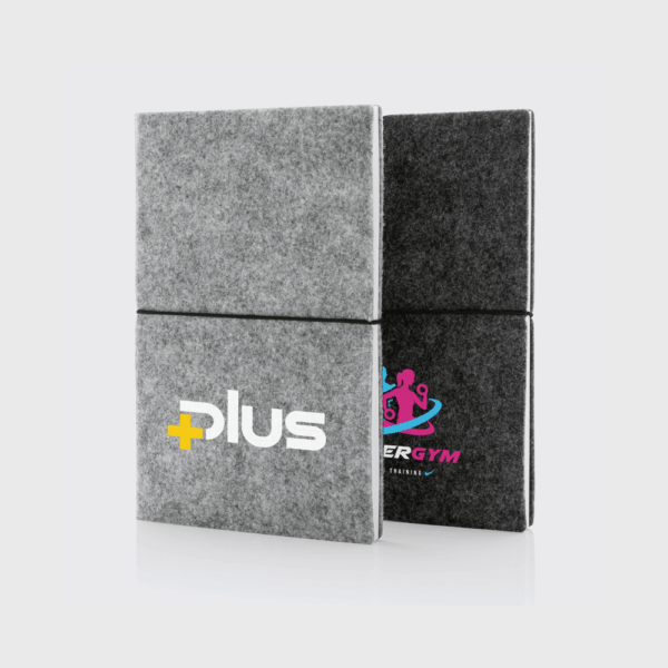 Panneaux acoustiques gris avec logos d'entreprise