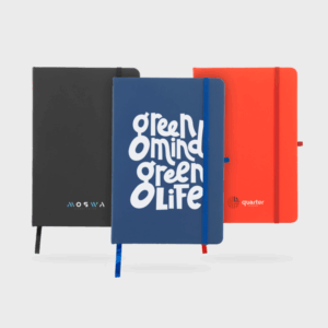 Trois carnets colorés avec couvertures distinctes