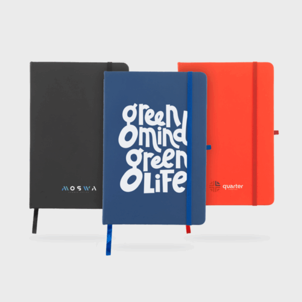 Trois carnets colorés avec couvertures distinctes