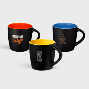 Mug en céramique noir mat avec intérieur coloré