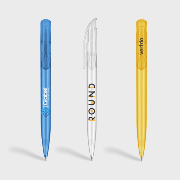 Trois stylos colorés alignés horizontalement