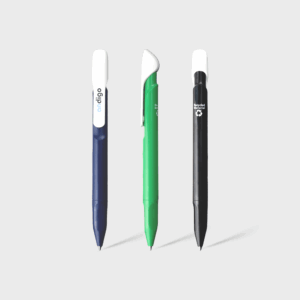 Trois stylos colorés sur fond blanc.