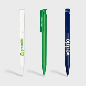 Trois stylos colorés avec logos de marque.