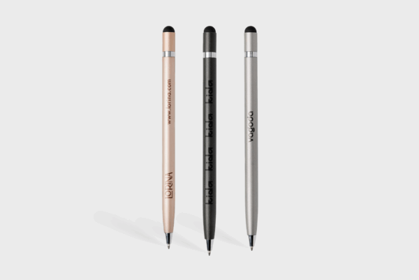 Trois stylos à bille élégants, couleurs variées.
