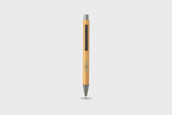 Stylo à bille en bois sur fond blanc.