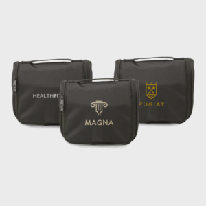 Trousse de toilette noire avec logos variés.