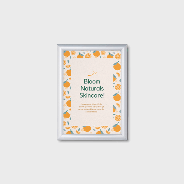 Affiche promotionnelle Bloom Naturals Skincare, cadre argenté.