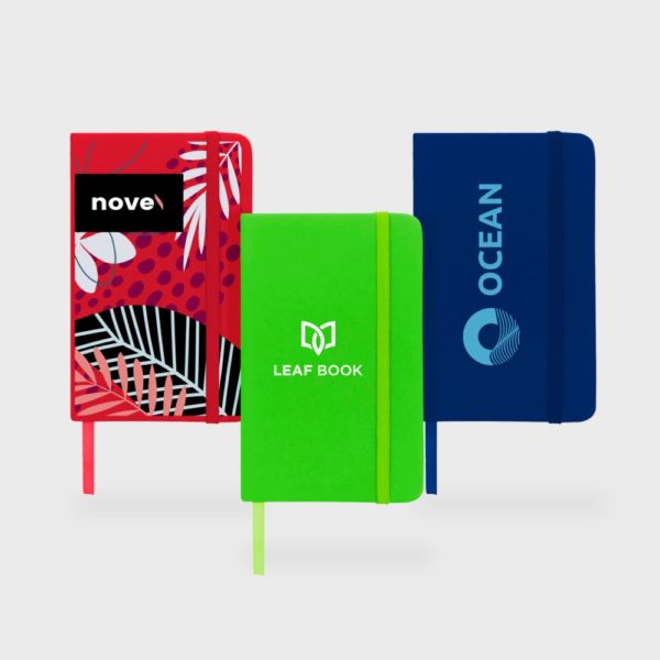 Carnets colorés rouge, vert, bleu avec logos.