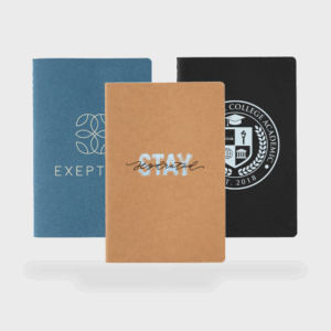 Trois carnets colorés avec logos distincts.