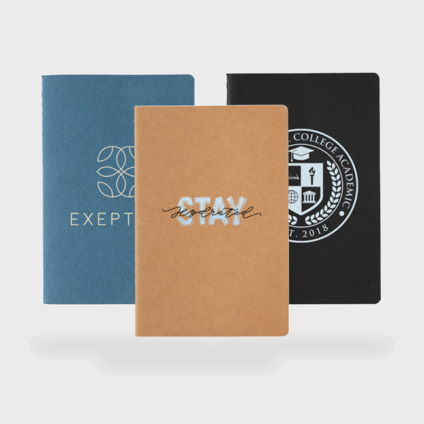 Trois carnets colorés avec logos distincts.
