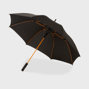 Parapluie noir avec poignée orange, ouvert.