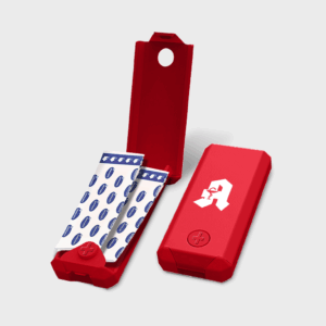 Boîte rouge avec pansements blancs et bleus.