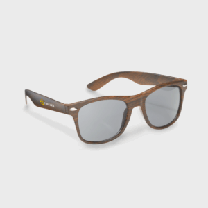 Lunettes de soleil en bois avec verres fumés.