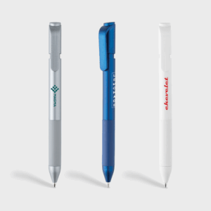 Trois stylos de couleurs différentes sur fond blanc.