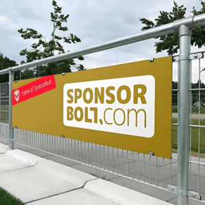 Bannière publicitaire Sponsorbolt sur clôture métallique.