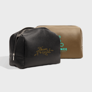 Trousse de toilette en cuir noir et marron.