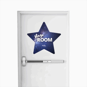 Porte avec une étoile et texte 'Stage Room'.