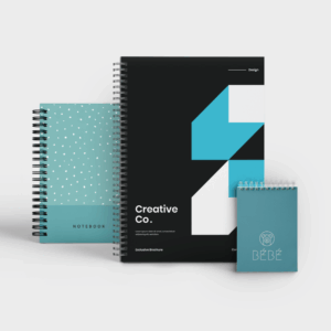 Trois carnets de notes colorés sur fond blanc.