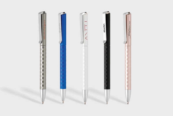 Stylos multicolores élégants avec surface texturée.
