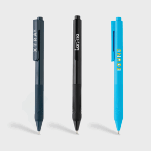 Trois stylos de couleurs différentes sur fond blanc.