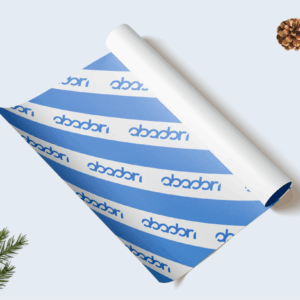 Papier cadeau bleu avec décorations de Noël.