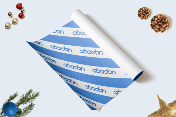Papier cadeau bleu avec décorations de Noël.