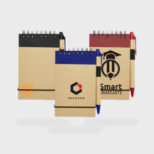 Cahiers recyclés avec stylos, trois designs différents.
