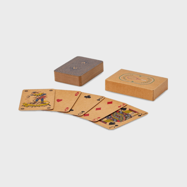 Jeu de cartes vintage avec figures visibles.