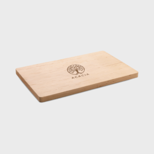 Planche à découper en bois avec logo gravé.